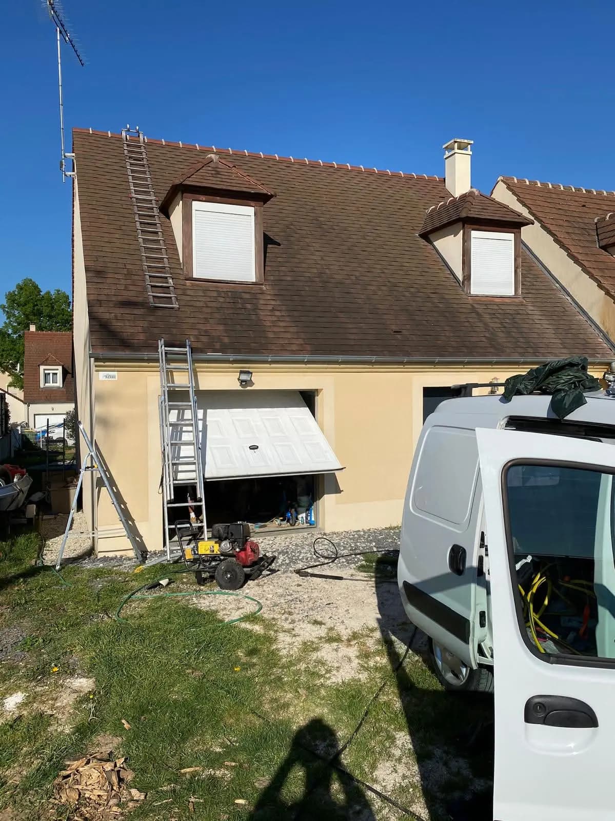 Chantier de couverture Réno-Toit avec matériel et véhicule