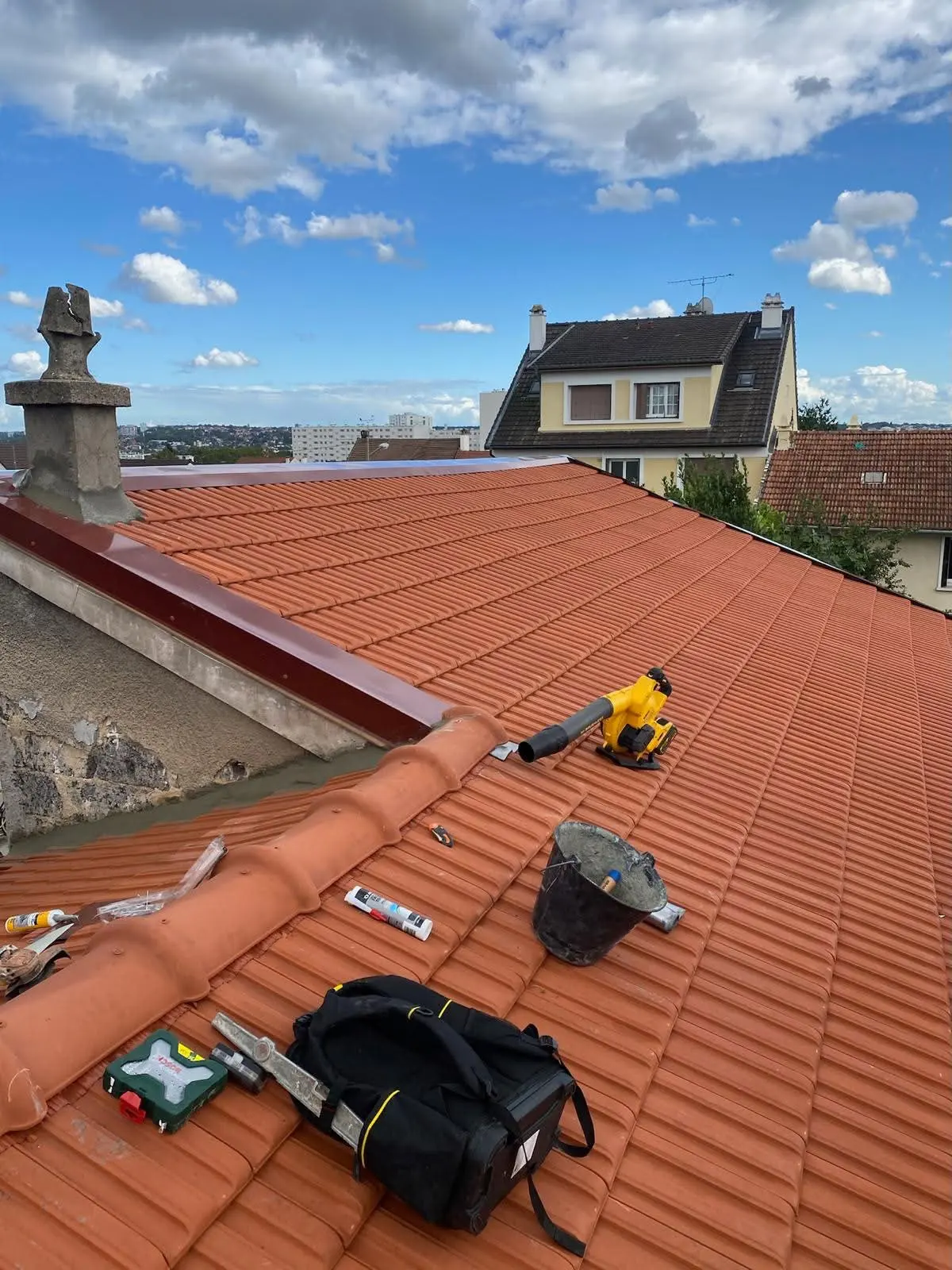 Couvreur Réno-Toit au travail sur une toiture en tuiles à Bonneuil-sur-Marne