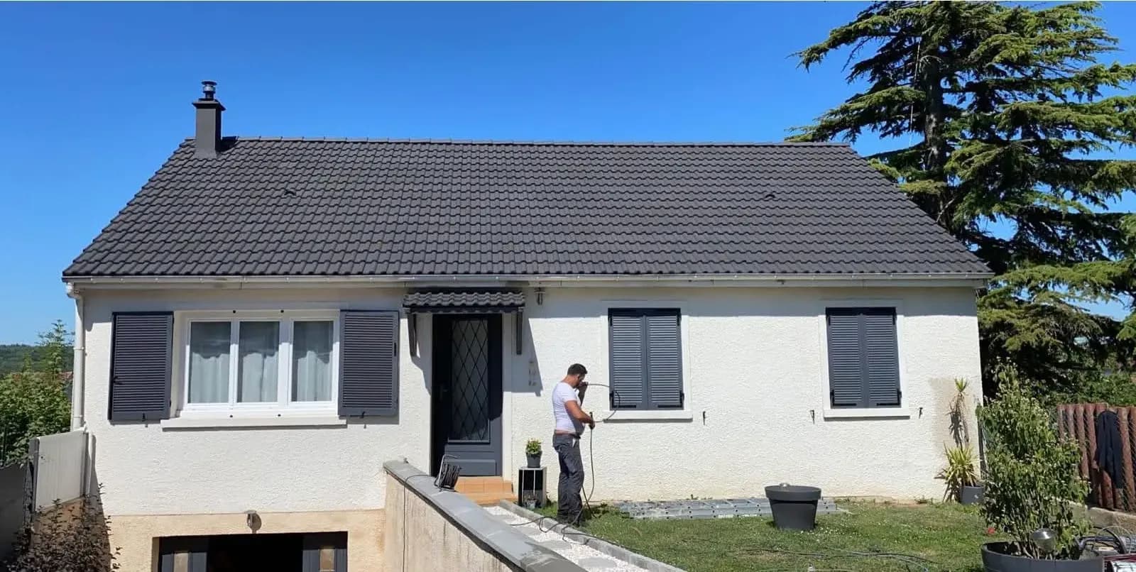 Maison avec toiture en tuiles rénovée par Réno-Toit