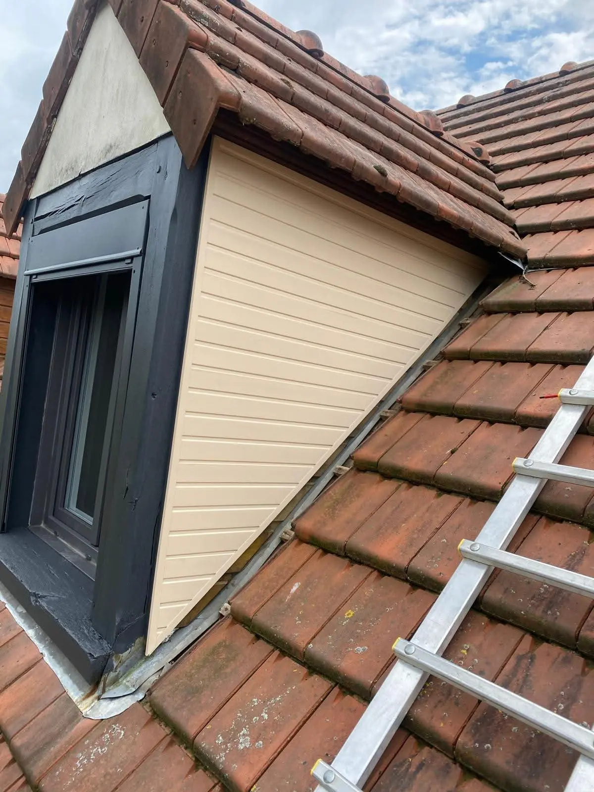 Rénovation de toiture avec pose d’une fenêtre de toit