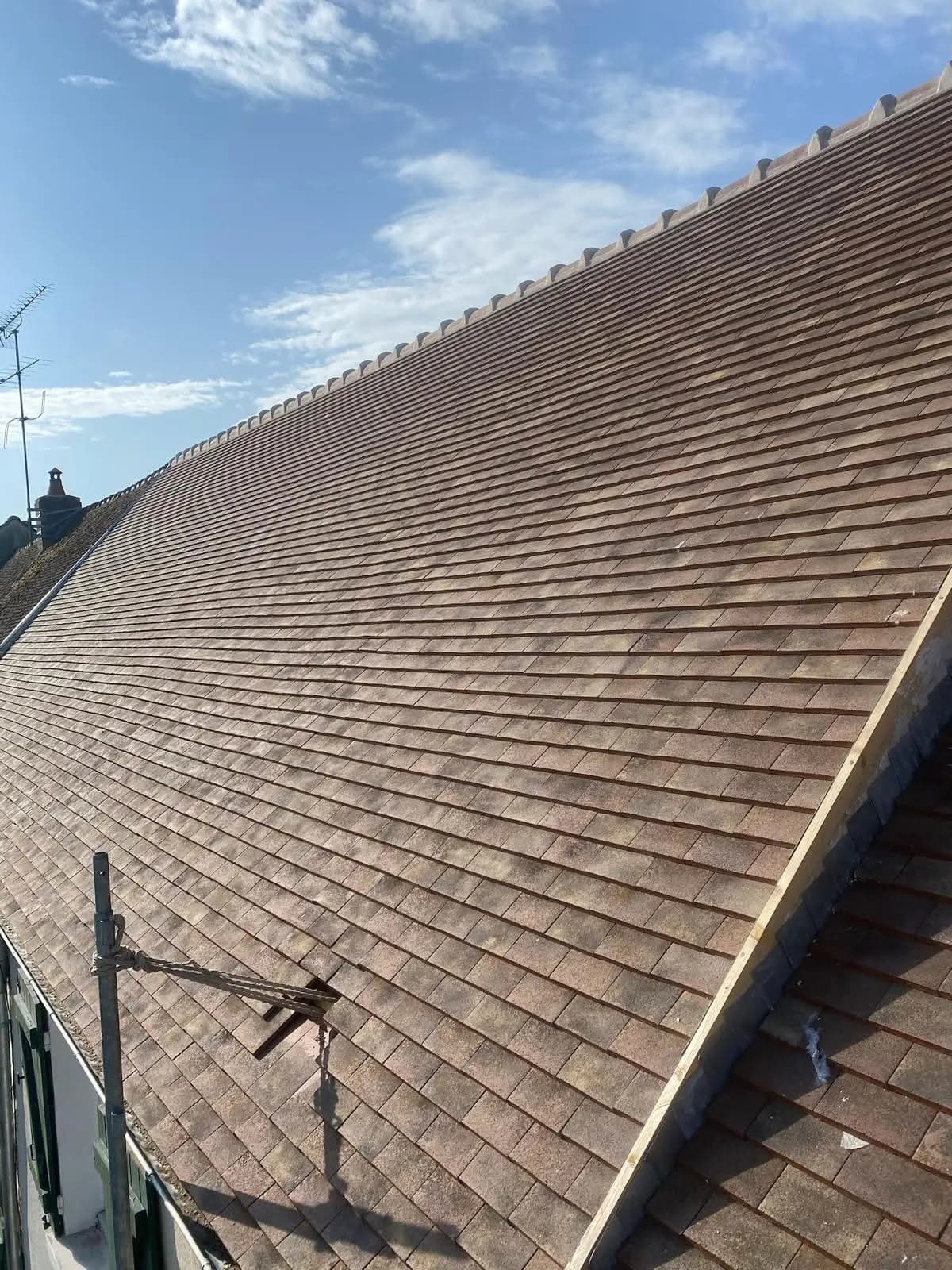 Toiture en tuiles vieillissante à contrôler en Île-de-France