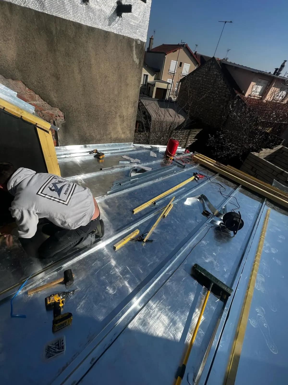 Travaux de zinguerie sur une toiture en zinc à Bonneuil-sur-Marne